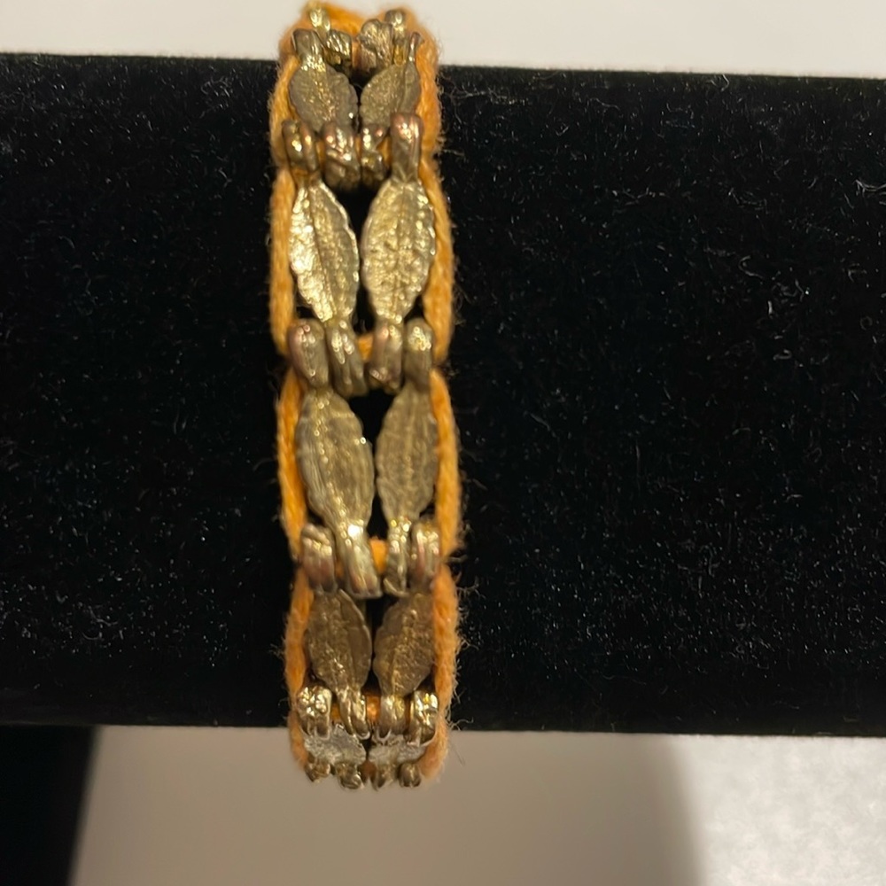 Adjustable bracelet. 🌞 Bundle and save. 5-4-$15.